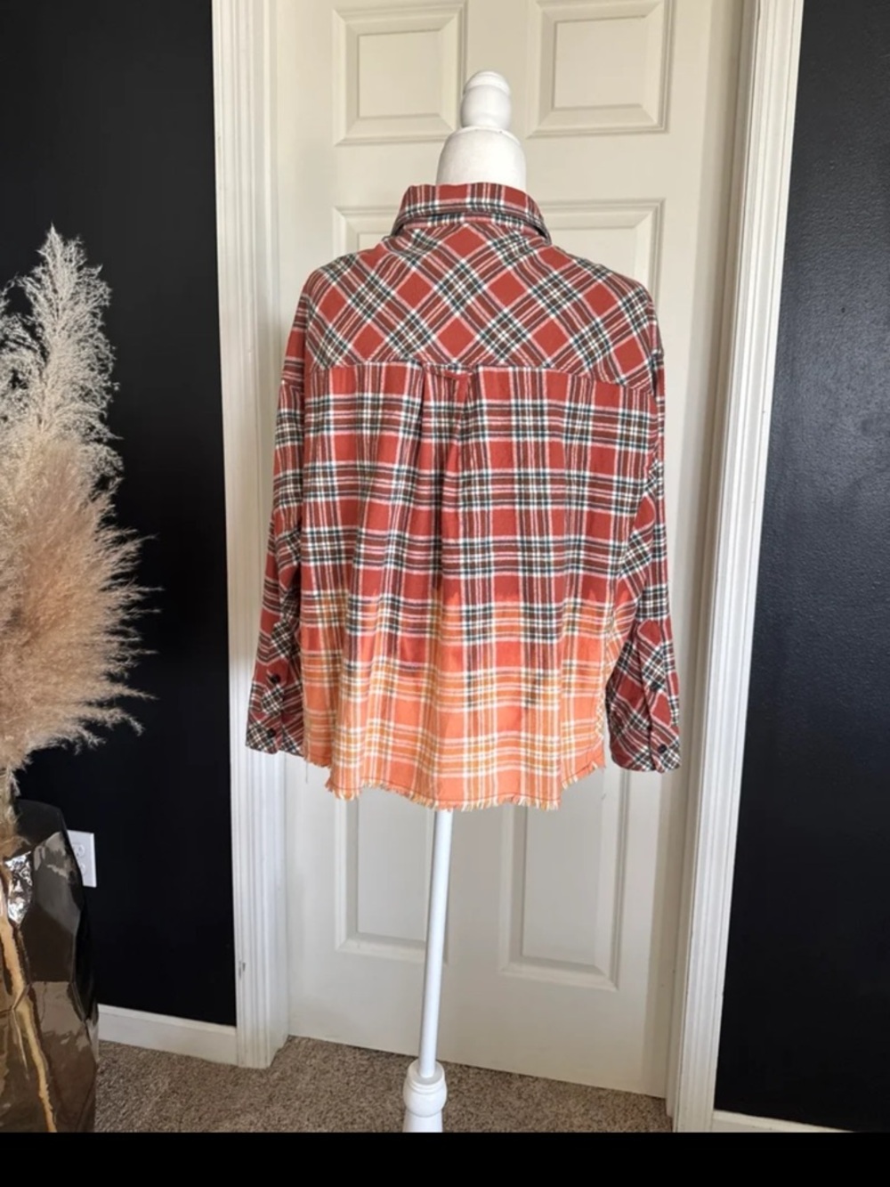 Oli & Hali Cropped Button Front Raw Hem Plaid Flannel Shirt size Medium - Picture 4 of 12